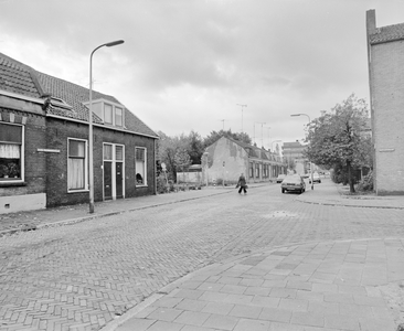 882165 Gezicht in de Oude Pijlsweerdstraat te Utrecht, van bij de Enthofstraat richting Oudenoord, met centraal links ...